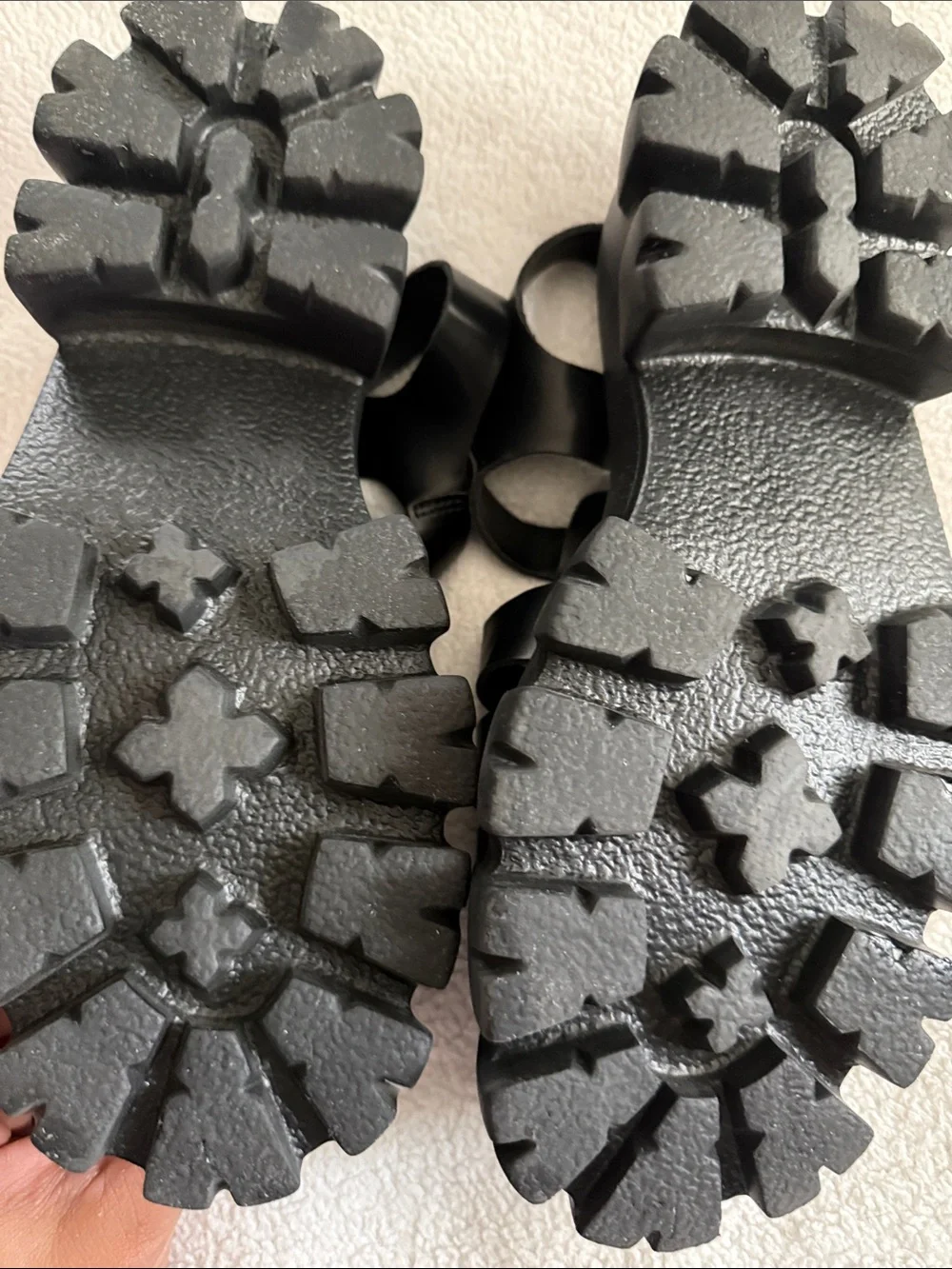 Steve Madden Black Leather Strappy Lug Sandals